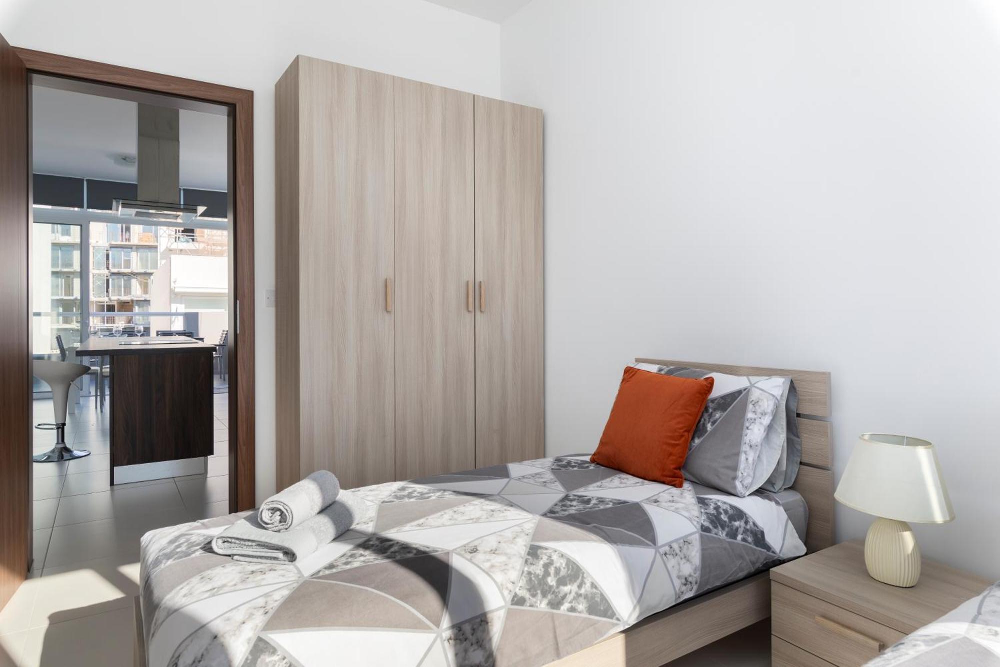 Spacious & Stylish 3br Penthouse With Large Terrace - Close To Spinola Bay Apartament