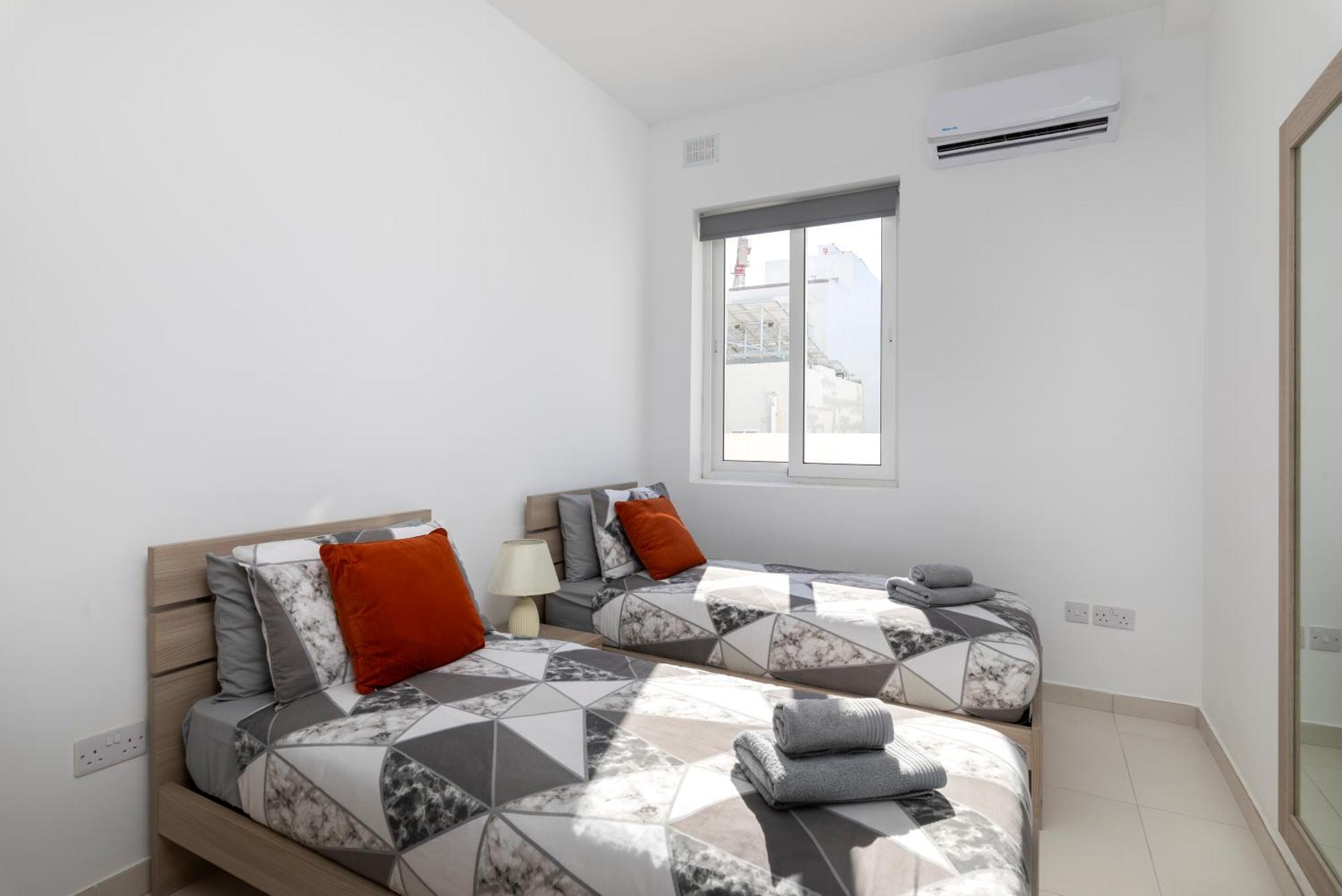 Spacious & Stylish 3br Penthouse With Large Terrace - Close To Spinola Bay *