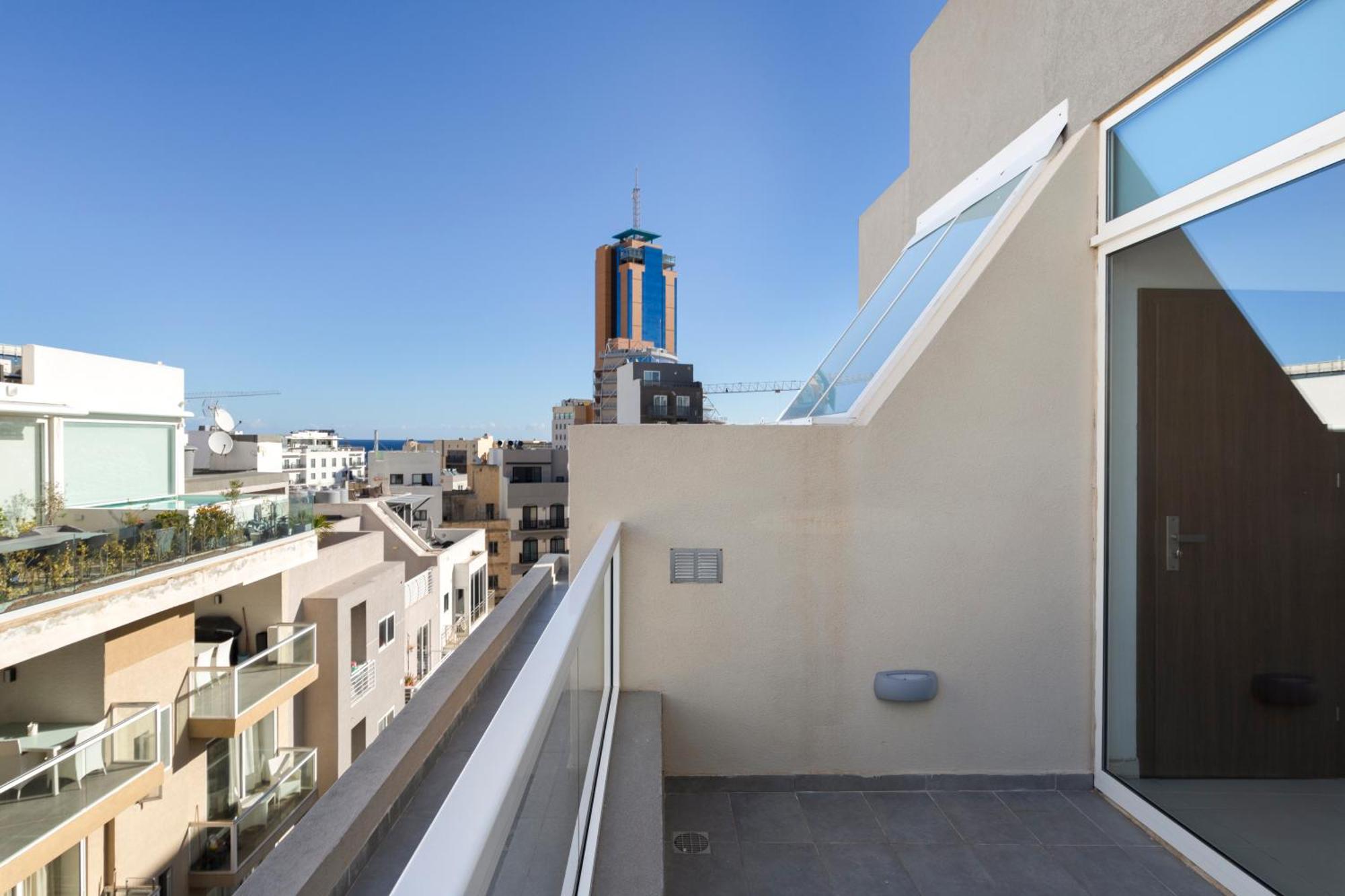 Spacious & Stylish 3br Penthouse With Large Terrace - Close To Spinola Bay *