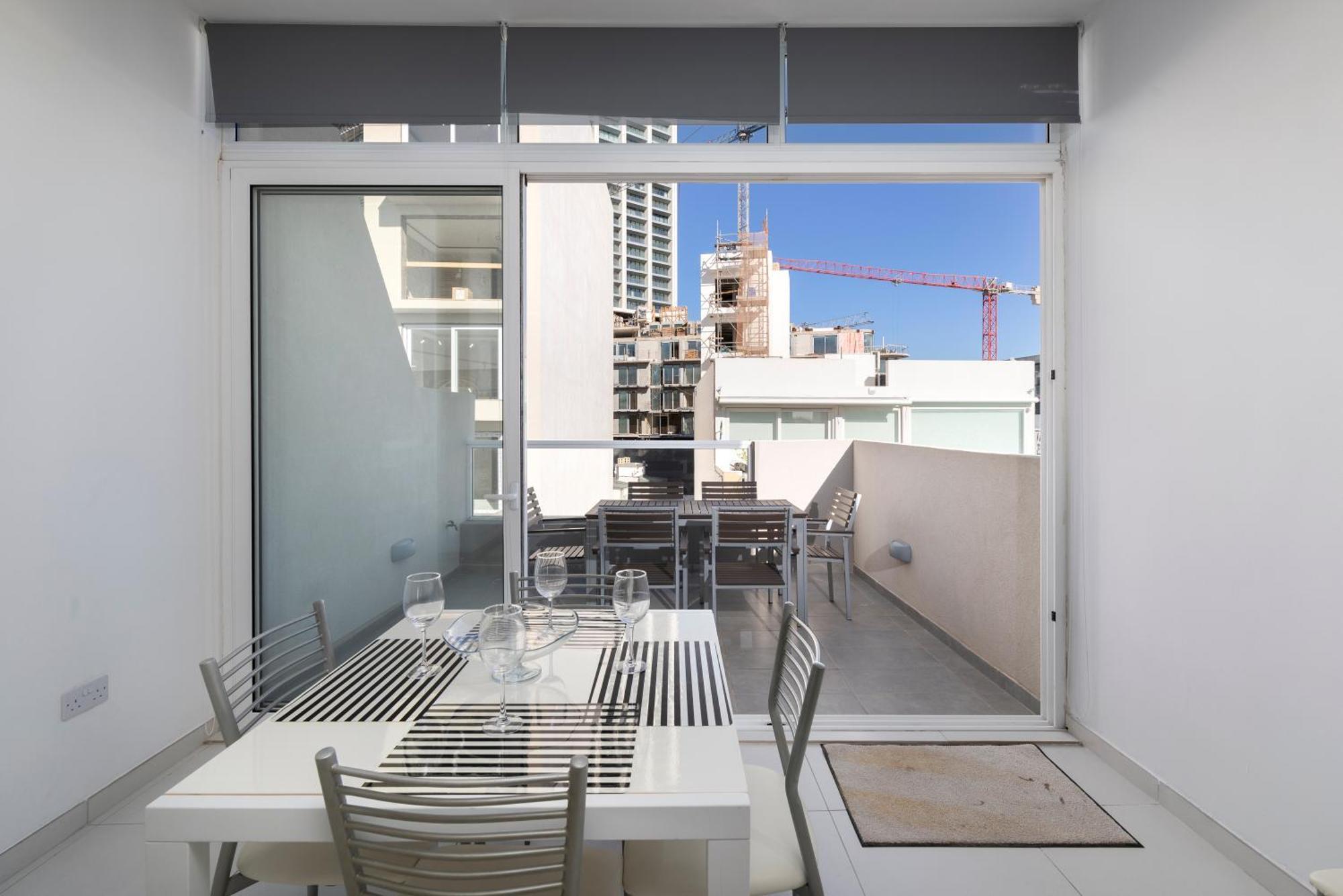 Spacious & Stylish 3br Penthouse With Large Terrace - Close To Spinola Bay Apartament St. Julian's