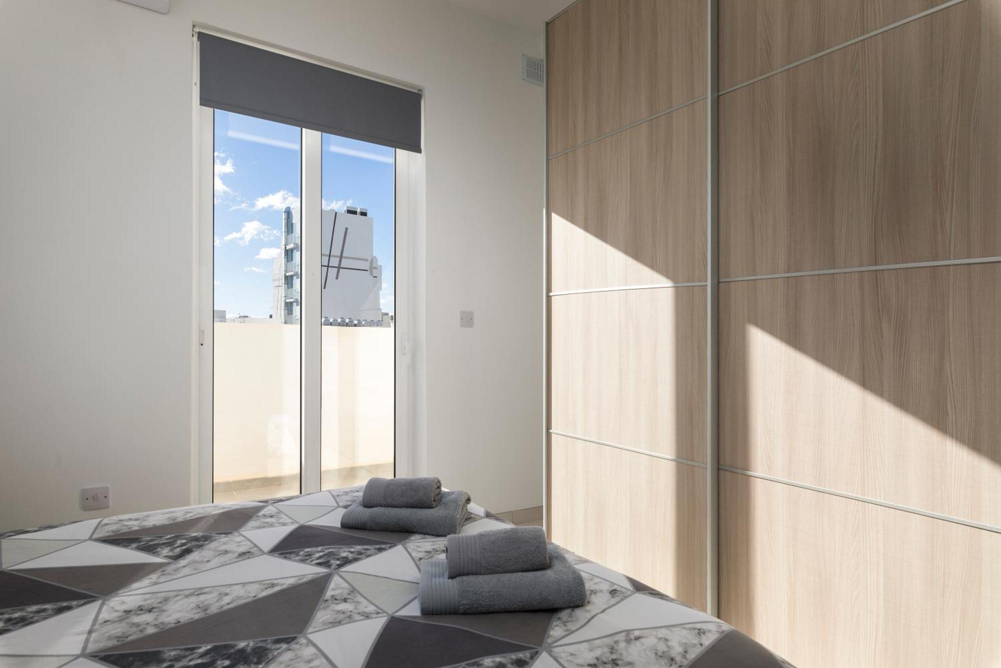 Spacious & Stylish 3br Penthouse With Large Terrace - Close To Spinola Bay * St. Julian's